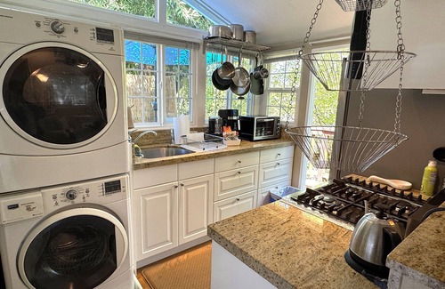 Country Club Cottage | 1 BR creek cottage for longer visits w washer/dryer