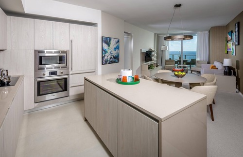 Hollywood South Central Beach Resort | 1 BR Penthouse, Private Balcony, Beachfront Location-Ocean Views, Near Diplomat