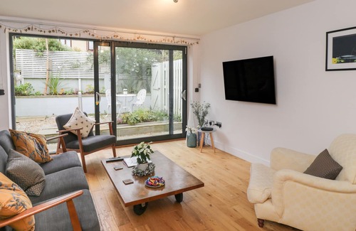 Bath House | 1 COUNTESS CHAPEL, character holiday cottage, with a garden in Bath