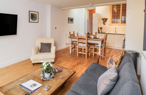 Bath House | 1 COUNTESS CHAPEL, character holiday cottage, with a garden in Bath