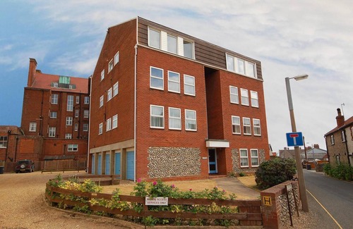 Sheringham Apartment | 1 Driftway Court - a well-appointed ground floor apartment, featuring open plan living/dining room.