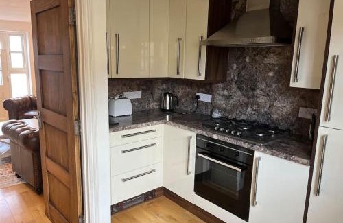 Witney House | 1 Holdan Mews, 1 bed house, free parking, central Witney