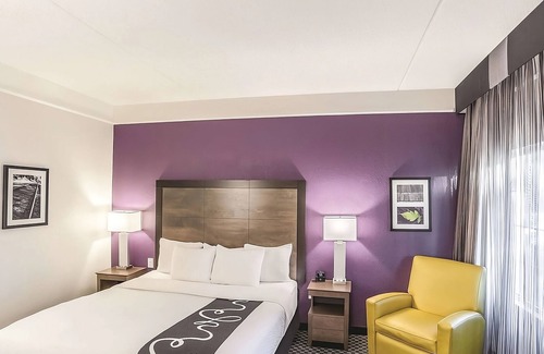 Woodlands Village Hotel | 1 King Bed, La Quinta Inn, Hot Tub, Minutes from Flagstaff Extreme