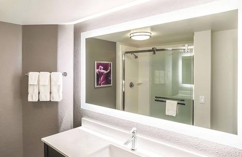 Woodlands Village Hotel | 1 King Bed, La Quinta Inn, Hot Tub, Minutes from Flagstaff Extreme