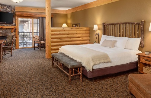 Rothschild Hotel | 1 King Fireplace Suite With Access to Pool, Hot Tub, and Gym