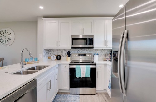 Ruskin House | 1 Mi to Beach: Coastal-Zen Ruskin Retreat!