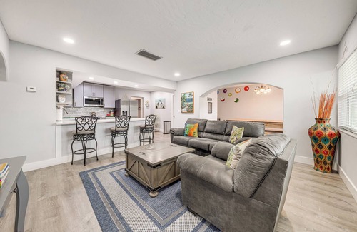 Lantana Cottage | 1 Mi to Beach: Sunny Lantana Cottage w/Pool!