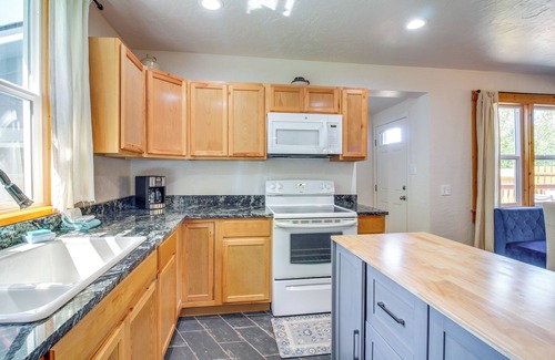 Bandon Cottage | < 1 Mi to Coquille River: Cottage w/Private Yard!