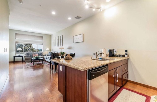 Hilltop House | <1 mi to Dome | 3BD 2.5BA | Townhouse | Garage -24