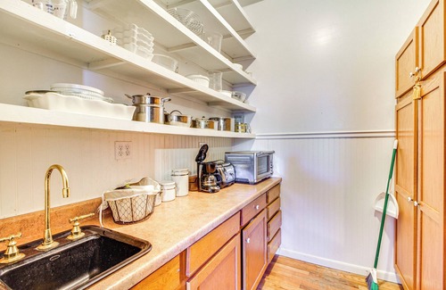 South Broadway Cottage | < 1 Mi to Downtown Abq: Historic Manor w/Patio!