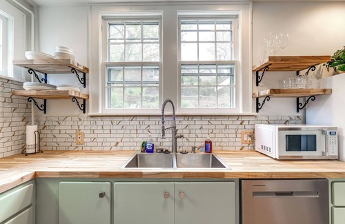 Roanoke House | 1 Mi to Dtwn Roanoke: Home w/Yard & Mtn View!