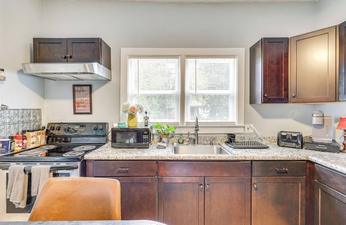 Wilmington Cottage | 1 Mi to Dtwn Wilmington: Quiet Cottage w/Deck