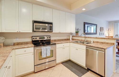 Fox Crossing House | 1 Mi to Golf: Lake-View Condo w/Pool in Chandler!