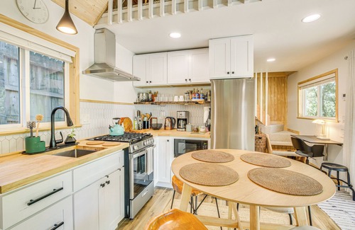 Crestline Apartment | 1 Mi to Lake: Cozy Crestline Cabin w/Hot Tub!