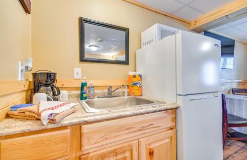 Pittsburg Apartment | 1 Mi to Lake Francis Mountain-View Studio Retreat