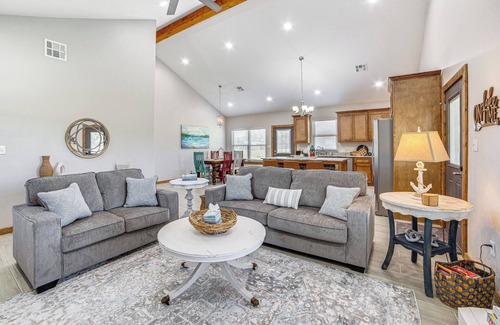 Kingston House | 1 Mi to Lake Texoma: Expansive Outdoorsy Escape!