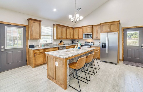 Kingston House | 1 Mi to Lake Texoma: Family Retreat w/Yard
