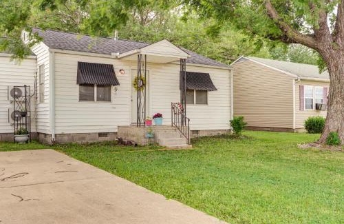 Joplin House | 1 Mi to Main St Joplin Cozy Home with Shared Yard!