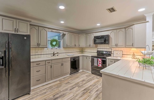 Olde Town House | 1 Mi to Old Town Bluffton: Home w/Screened Porch