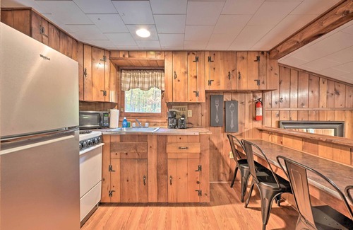 Huntingdon Cabin | 1 Mi to Raystown Lake: 'Wyatt Earp Cabin' w/Deck!