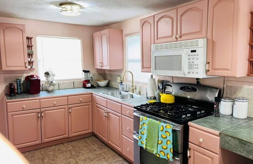 Griffin Heights House | 1 mi to Stadium-dog friendly-fence yrd