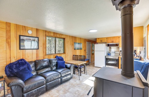 La Pine Cabin | 1 Mi to State Park: Peaceful La Pine Cabin w/Deck