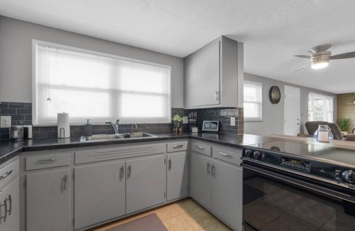 Nashport House | 1 Mile from Buckeye Lake - New 2023 HOT TUB and Dog Friendly