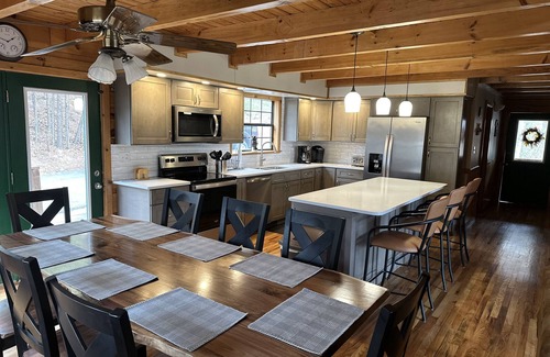 Sevierville Cabin | 1 mile from Dollywood, 3 level cabin, sleeps up to 16, across from the pool