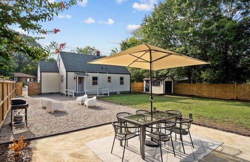 East Raleigh House | 1 Mile to DT, King Bed, Fenced Yard, Fire Pit, Pet Friendly