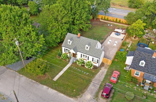 East Raleigh House | 1 Mile to DT, King Bed, Fenced Yard, Fire Pit, Pet Friendly