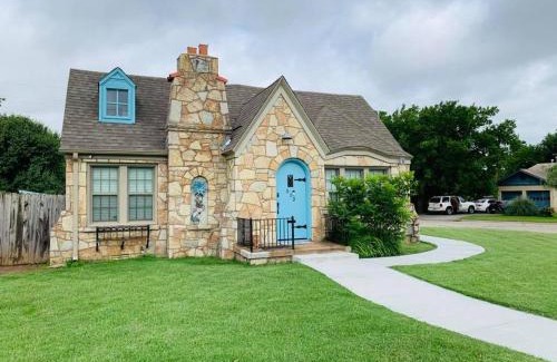 Lawton House | 1 mile to Fort Sill! The CaroleBelle Cottage sleeps 8 with hottub,grills,firepit