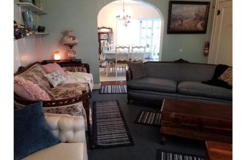 Lawton House | 1 mile to Fort Sill! The CaroleBelle Cottage sleeps 8 with hottub,grills,firepit