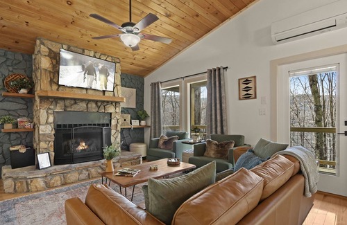 Beech Mountain House | 1 mile to slopes. Updated 5 BR home with Fireplace, Hot Tub, Game Room. Dogs ok.