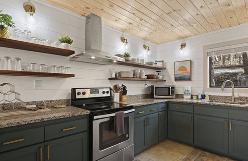 Beech Mountain House | 1 mile to slopes. Updated 5 BR home with Fireplace, Hot Tub, Game Room. Dogs ok.