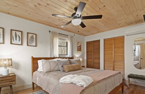 Beech Mountain House | 1 mile to slopes. Updated 5 BR home with Fireplace, Hot Tub, Game Room. Dogs ok.