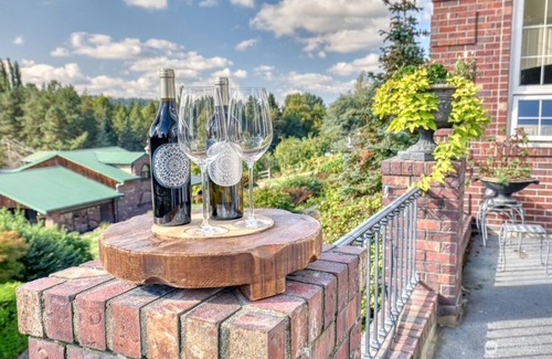 Redmond House | 1 min. to Chateau St. Michelle - Estate Chateau Woodinville-Redmond Wine Country