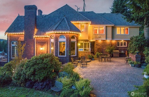 Redmond House | 1 min. to Chateau St. Michelle - Estate Chateau Woodinville-Redmond Wine Country