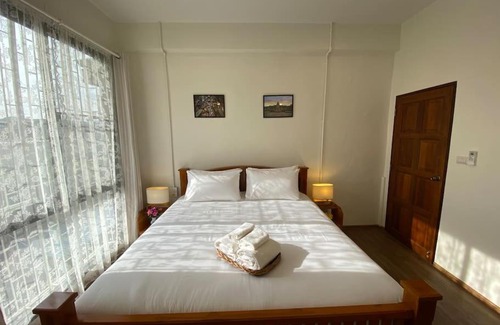 Bang Na Apartment | 1 min walk to BTS, 3 Bed 3 Bath, Entire House