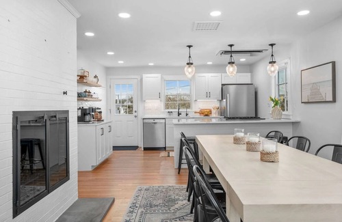 East Sandwich House | 1 min walk to private beach-Linens included! Booking for 2025! New amenities!