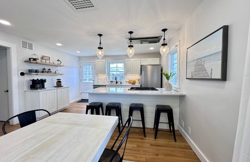 East Sandwich House | 1 min walk to private beach-Linens included! Booking for 2025! New amenities!