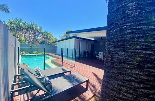 Marcoola House | 1 min walk to SLSC beach, LUXURY, Wifi, PETS, Aircon, pingpong ~ Marcoola House