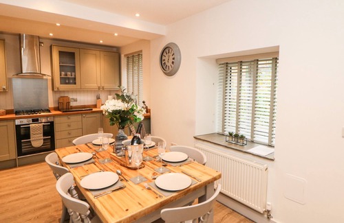 Hathersage Cottage | 1 ORCHARD VIEW, character holiday cottage in Hathersage