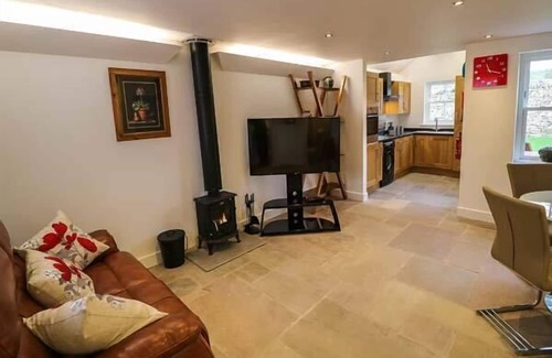 Blackwell in the Peak Cottage | 1 PRIMITIVE CROFT, pet friendly, with open fire in Chelmorton