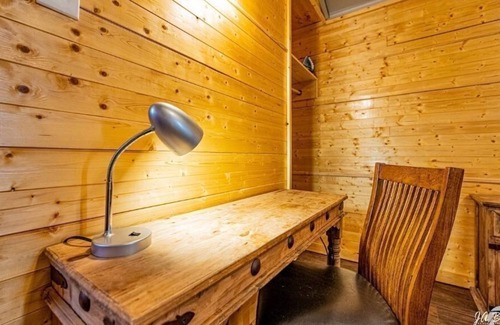 Midland House | #1-Private Cabin-Kitchenette, Brkfast,Laundry,WIFI
