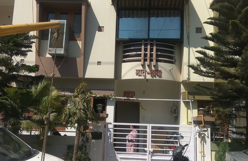 Indore House | 1 Private Room for single near Bangali Square - Home Food Available