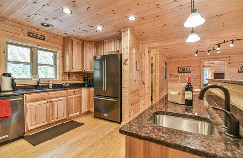 Black Mountain Cabin | #1 PRVT. BLACK-MT. LUX LOG ESTATE./HOT TUB/GAME RM/PETS/2 FIRE PL. 6/6.5