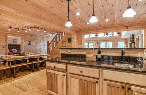 Black Mountain Cabin | #1 PRVT. BLACK-MT. LUX LOG ESTATE./HOT TUB/GAME RM/PETS/2 FIRE PL. 6/6.5