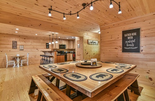 Black Mountain Cabin | #1 PRVT. BLACK-MT. LUX LOG ESTATE./HOT TUB/GAME RM/PETS/2 FIRE PL. 6/6.5