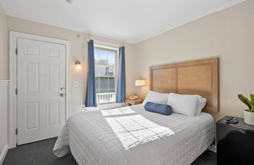 Falmouth Heights Hotel | 1 Queen Bed Suite Close to Beach & Dining