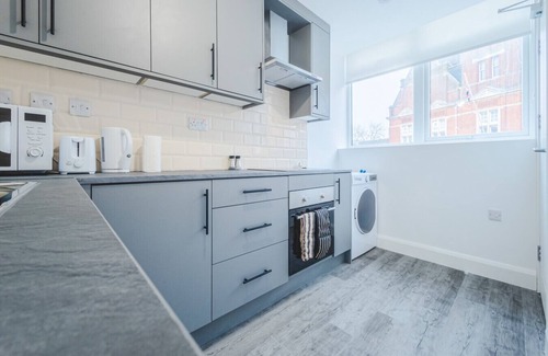 Swindon Apartment | 1 Regent Circus Apartment Central Location Long Stays